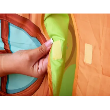 Namiot leśni przyjaciele rozłożony na jasnym tle