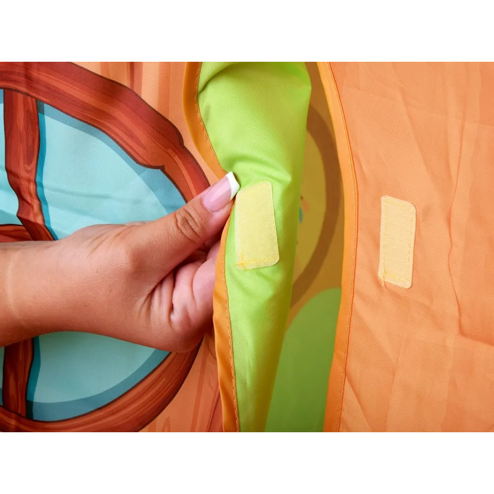 Namiot leśni przyjaciele rozłożony na jasnym tle