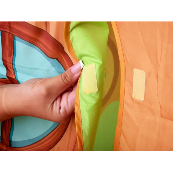 Namiot leśni przyjaciele rozłożony na jasnym tle