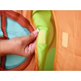 Namiot leśni przyjaciele rozłożony na jasnym tle