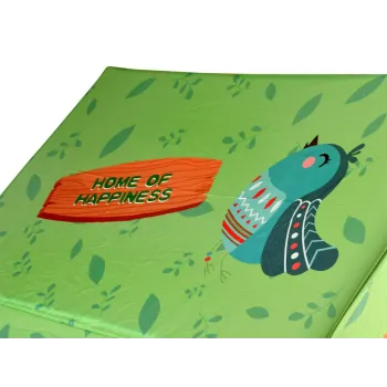 Rozłożony namiot domek podczas zabawy w pokoju