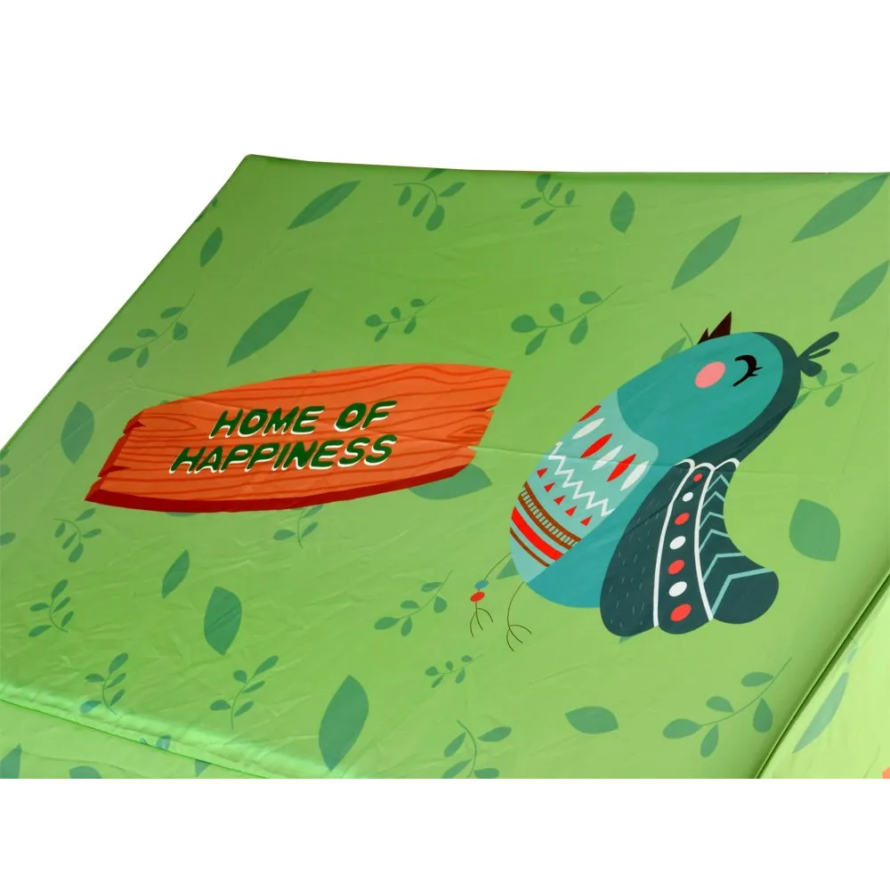 Rozłożony namiot domek podczas zabawy w pokoju