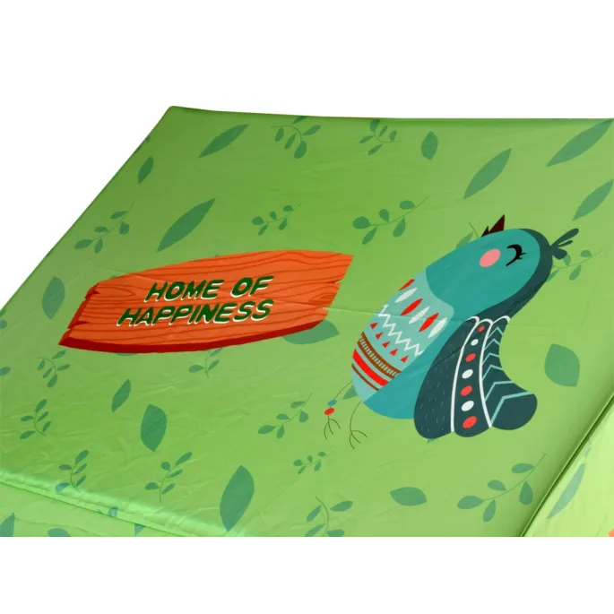 Rozłożony namiot domek podczas zabawy w pokoju