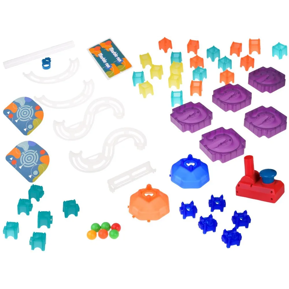 zbliżenie na kolorowe elementy toru kulkowego marble run diy