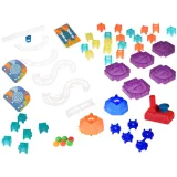 zbliżenie na kolorowe elementy toru kulkowego marble run diy