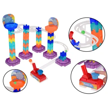 dziecko budujące trasę z elementów marble run diy