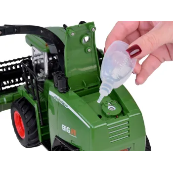 Kombajn RC0603 w trakcie zabawy na dywanie