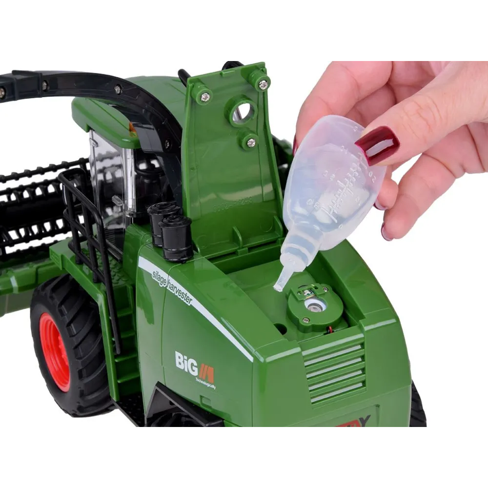 Kombajn RC0603 w trakcie zabawy na dywanie