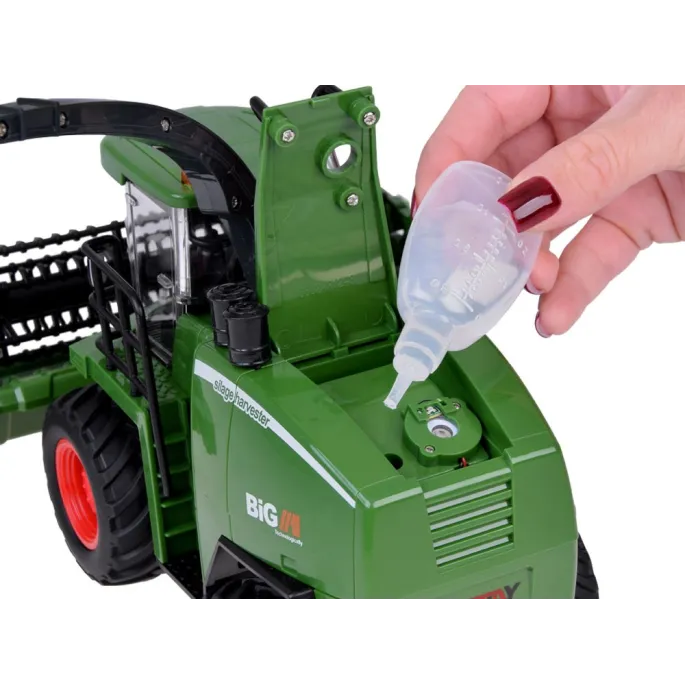 Kombajn RC0603 w trakcie zabawy na dywanie