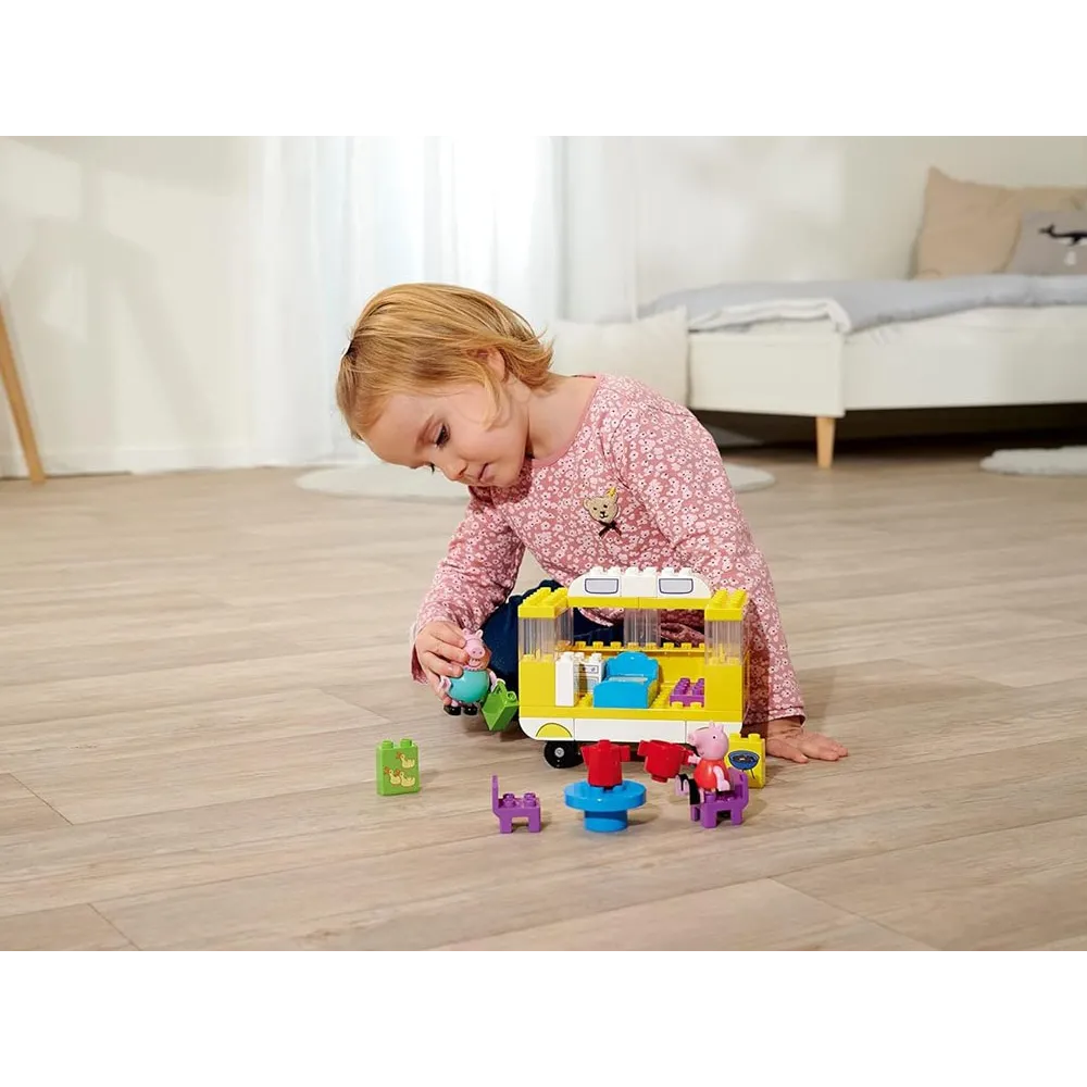 zbliżenie na detal kampera z zestawu świnka peppa tata