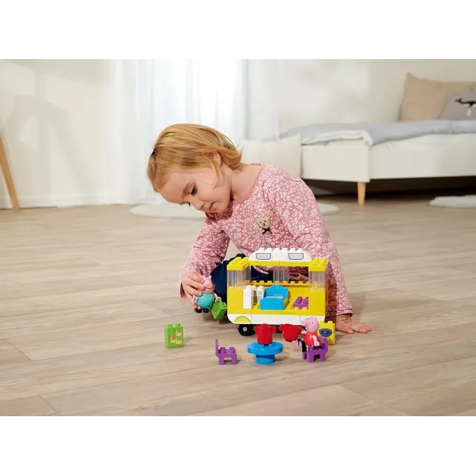 zbliżenie na detal kampera z zestawu świnka peppa tata