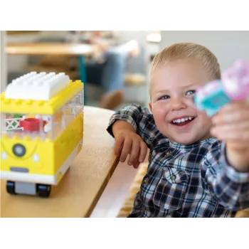 komplet elementów klocków przed złożeniem w kampera