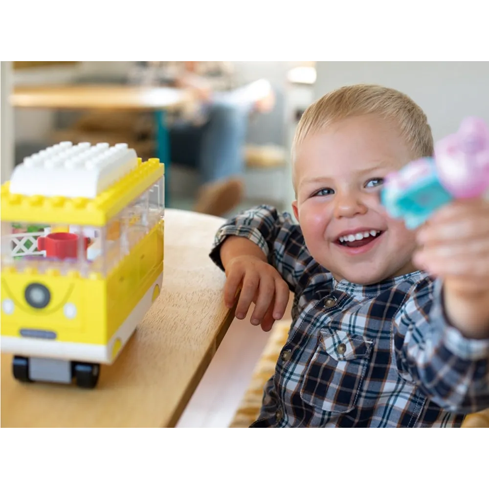 komplet elementów klocków przed złożeniem w kampera