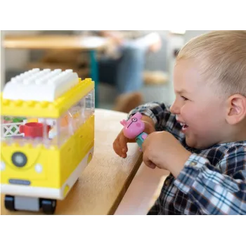 peppa i tata siedzący na ławce obok kampera z klocków