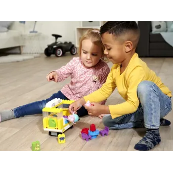 kolorowe elementy zestawu na jasnym tle