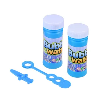 Zdjęcie boczne kosiarki zabawkowej na tle ogrodu