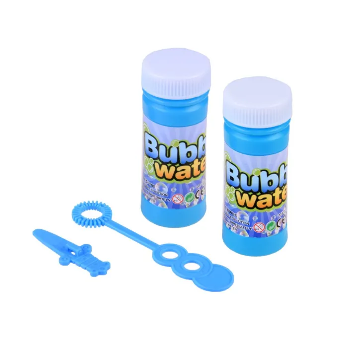 Zdjęcie boczne kosiarki zabawkowej na tle ogrodu