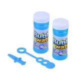 Zdjęcie boczne kosiarki zabawkowej na tle ogrodu