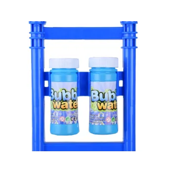 Widok dziecka pchającego kosiarkę do wydmuchiwania baniek