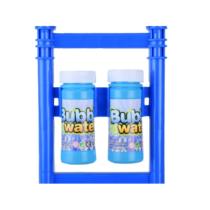 Widok dziecka pchającego kosiarkę do wydmuchiwania baniek