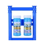 Widok dziecka pchającego kosiarkę do wydmuchiwania baniek