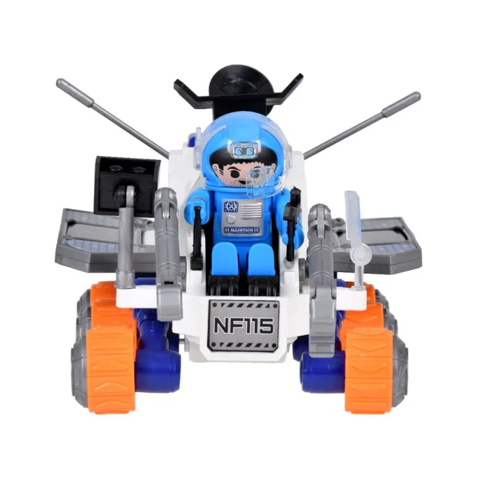 widok całego zestawu łazik i astronauta z przodu