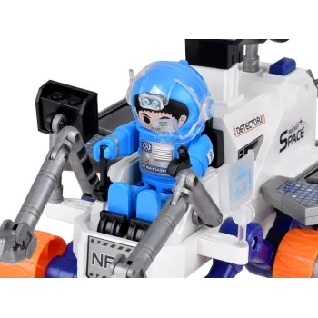 dynamiczna poza ruchomej figurki astronauty obok łazika