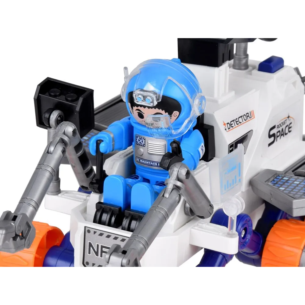 dynamiczna poza ruchomej figurki astronauty obok łazika