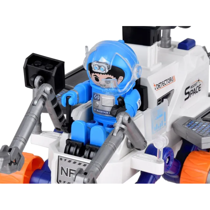 dynamiczna poza ruchomej figurki astronauty obok łazika