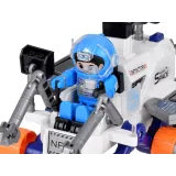 dynamiczna poza ruchomej figurki astronauty obok łazika