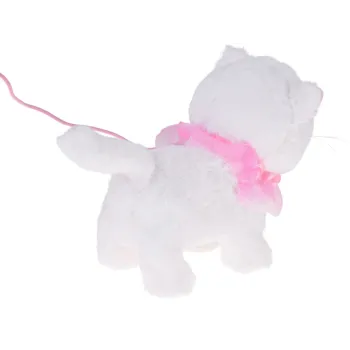 Miękki kotek na smyczy gotowy do zabawy z dzieckiem