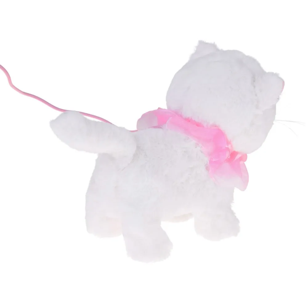 Miękki kotek na smyczy gotowy do zabawy z dzieckiem