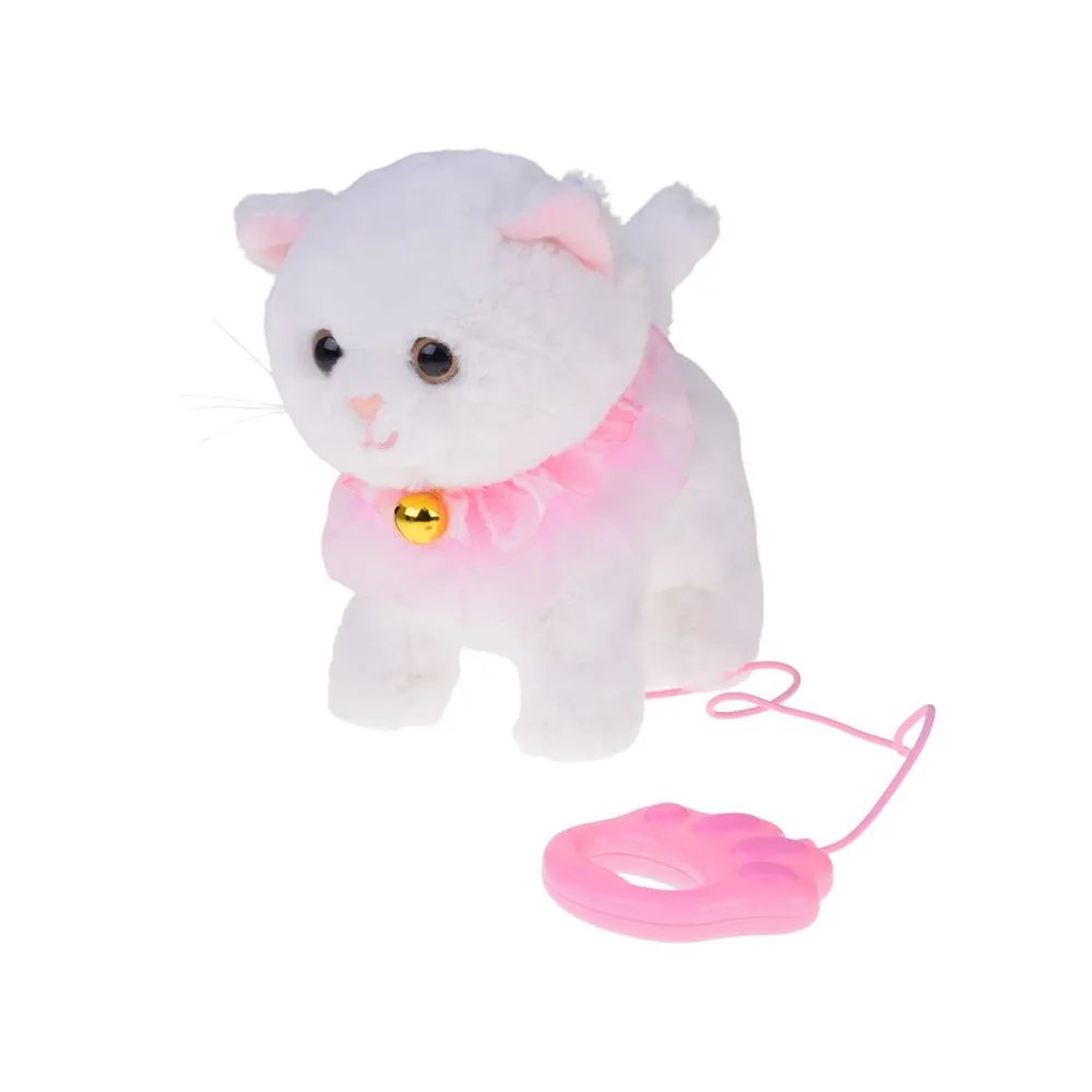 Widok na detale pluszowej buzi kotka z uroczymi wąsami