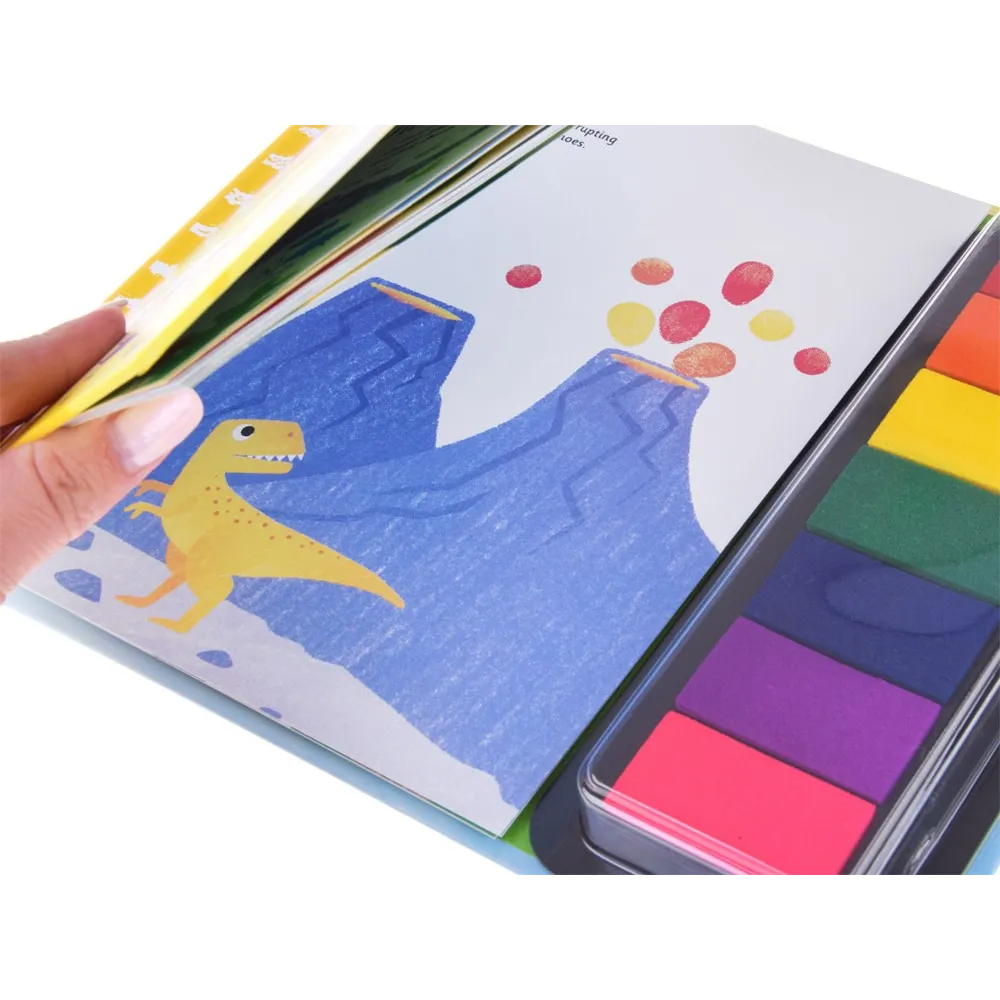 strony książeczki z ilustracjami dinozaurów