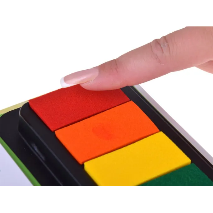 dziecko malujące palcami w książeczce