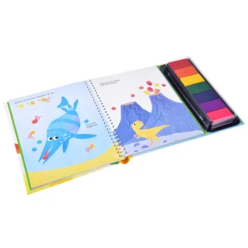 książeczka otwarta na stronie z prehistorycznymi motywami