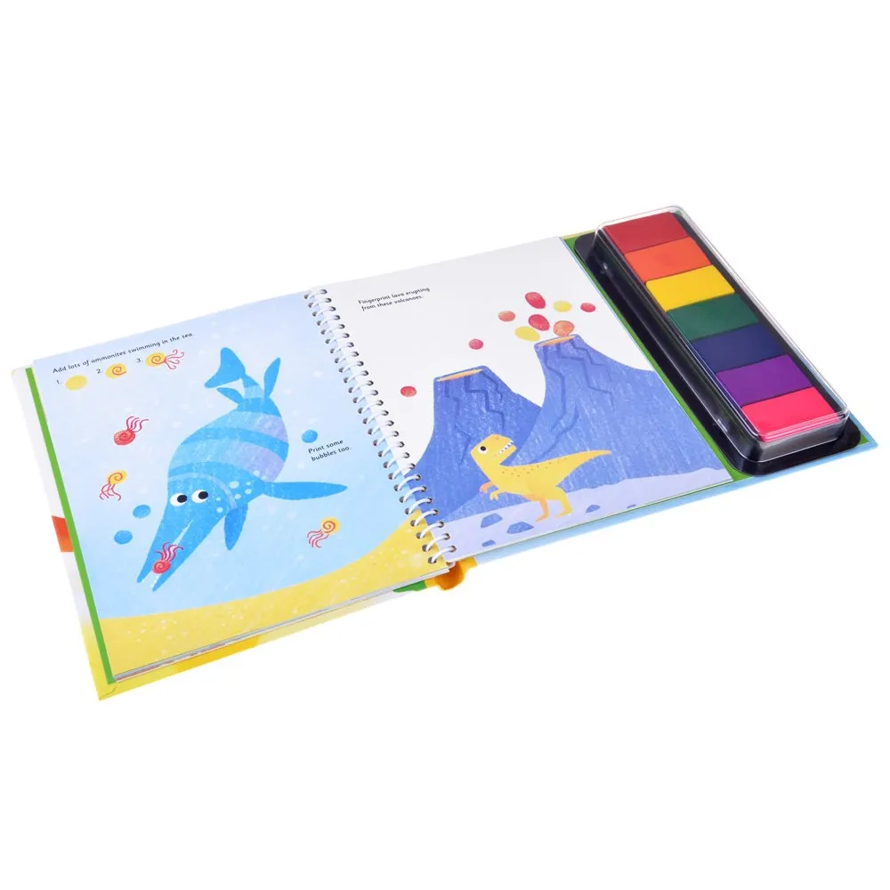 książeczka otwarta na stronie z prehistorycznymi motywami