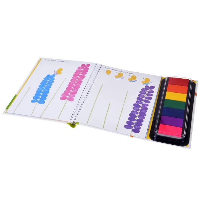 dziecko używające farb palcami na stronie książeczki