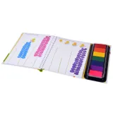 dziecko używające farb palcami na stronie książeczki