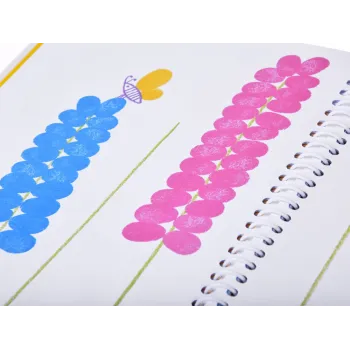 zbliżenie na kolorowe kwiaty namalowane palcami