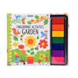 detal z odbitymi liśćmi i śladami palców na kartce