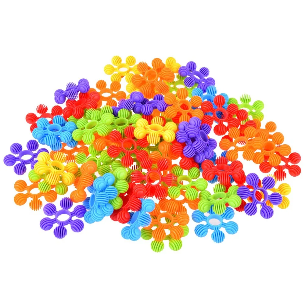 Kolorowe mini wafle płatki śniegu rozłożone na stole