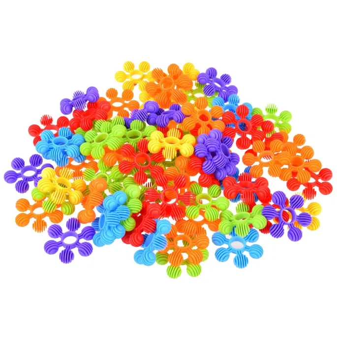 Kolorowe mini wafle płatki śniegu rozłożone na stole