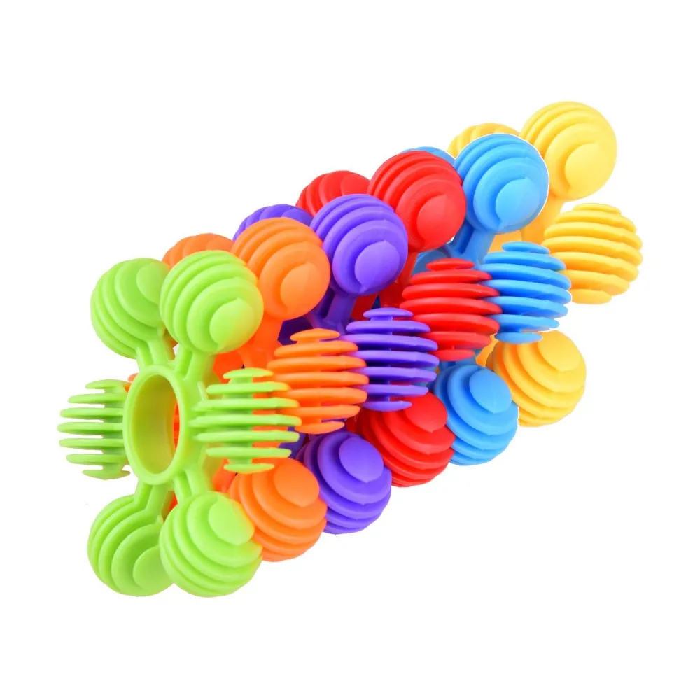 Różnokolorowe klocki przygotowane do zabawy przez dziecko