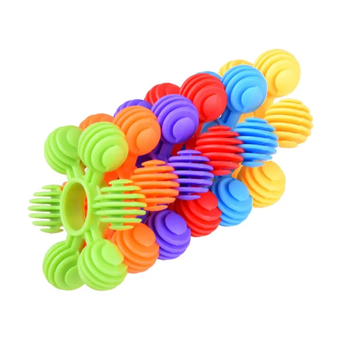 Różnokolorowe klocki przygotowane do zabawy przez dziecko