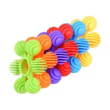 Różnokolorowe klocki przygotowane do zabawy przez dziecko