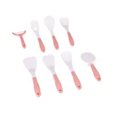 patelnia z plastikowym jajkiem sadzonym na kuchence zabawkowej