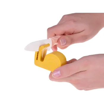 widok dziecięcych dłoni trzymających garnek na kuchence