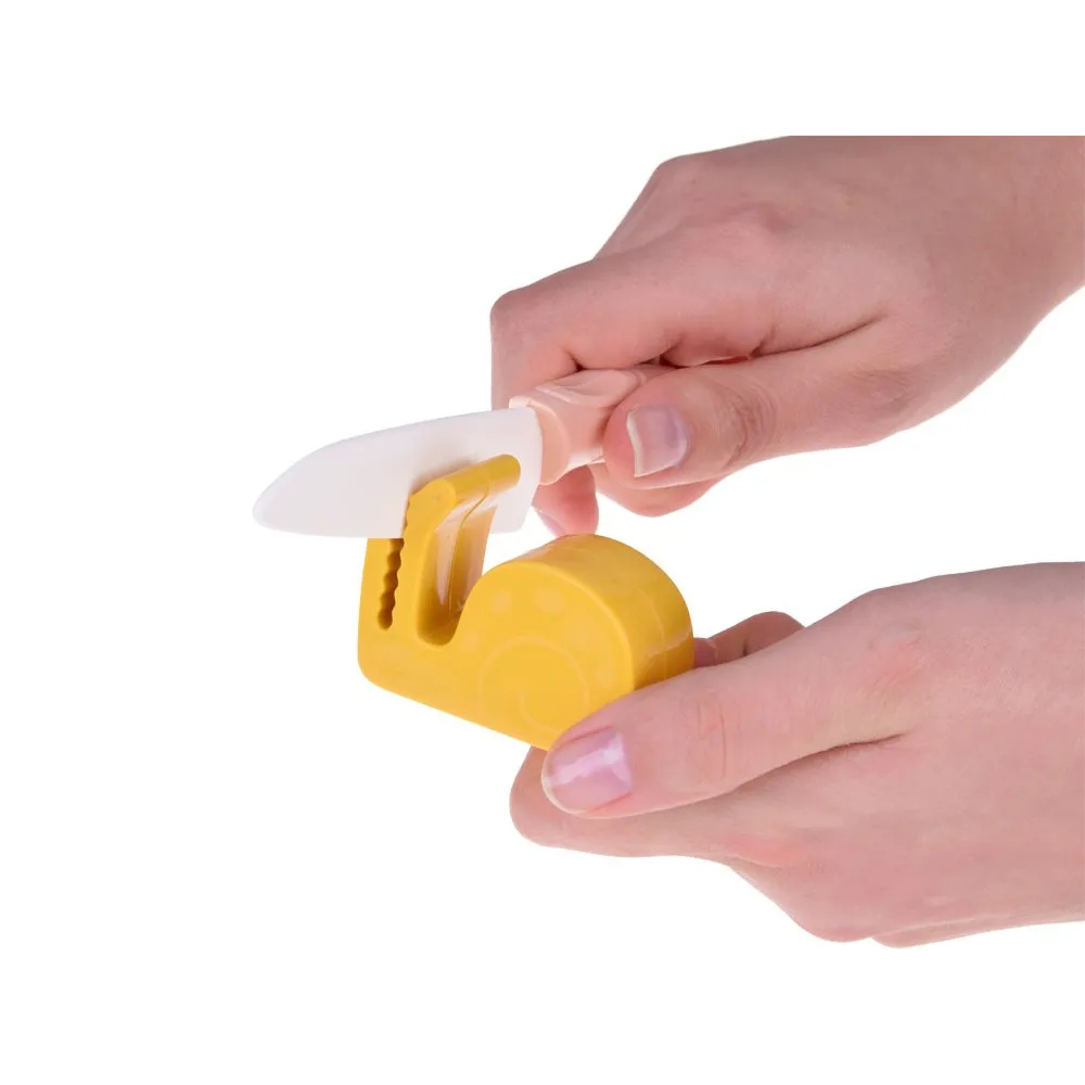 widok dziecięcych dłoni trzymających garnek na kuchence