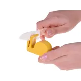 widok dziecięcych dłoni trzymających garnek na kuchence